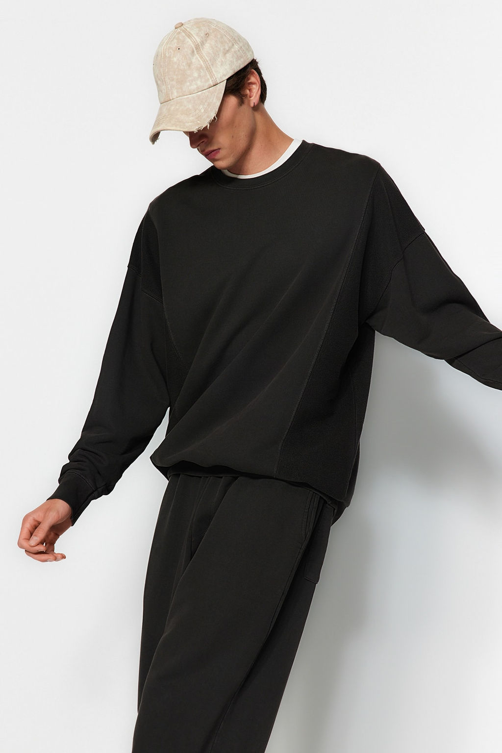 TRENDYOL MAN Antrasit %100 Pamuk Premium Oversize/Genis Kesim Eskitme/Soluk Efektli Sweatshirt TMNAW24SW00023 - Trendyolmilla фото 4