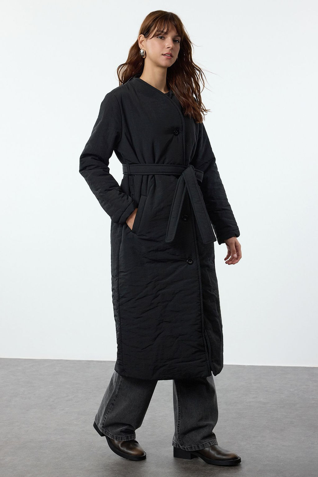 Siyah Oversize Kal?p Kusakl? Su iticili Uzun Kapitone Sisme Mont TWOAW25MO00186