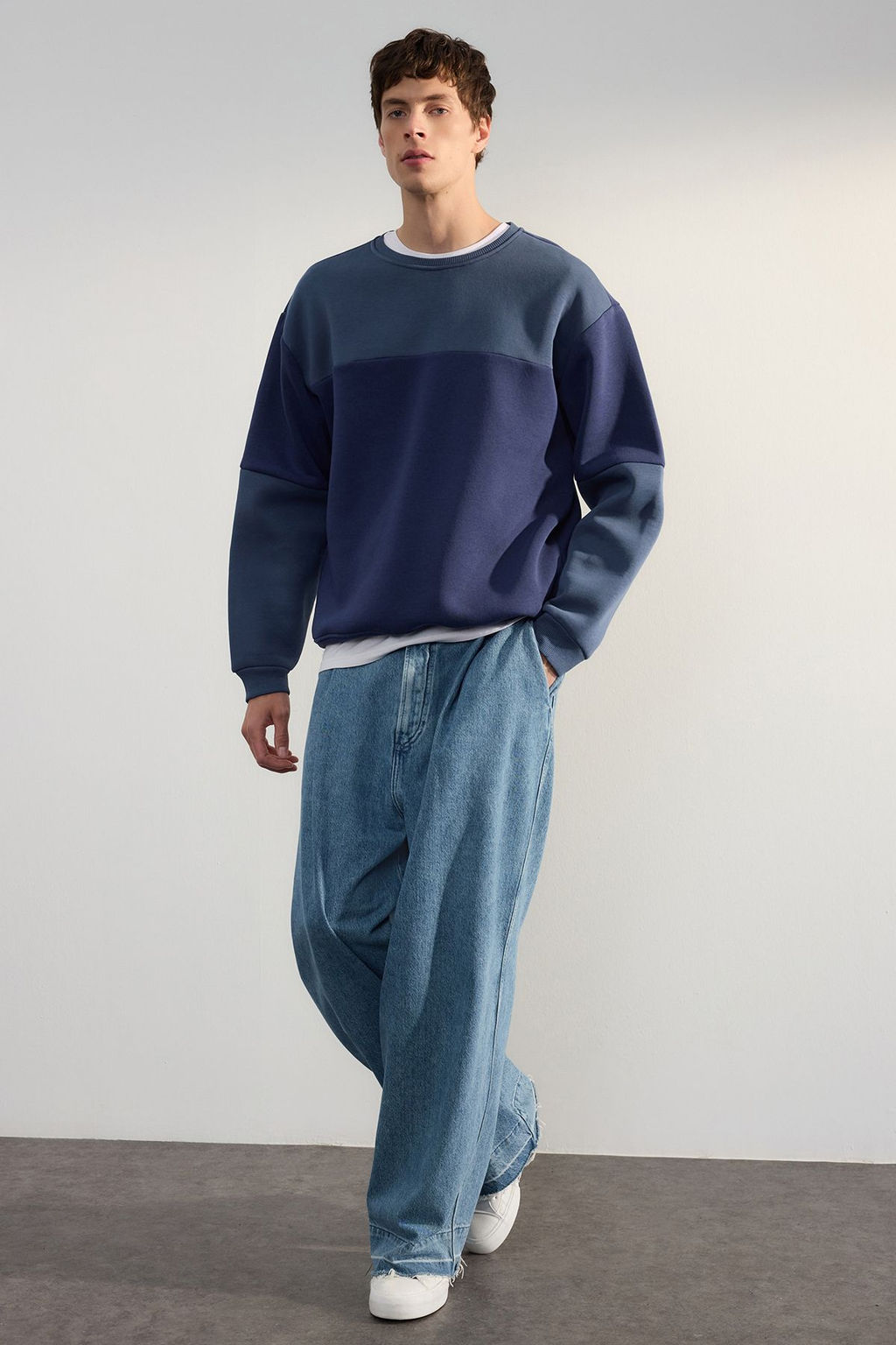 TRENDYOL MAN Lacivert Oversize/Genis Kesim Renk Bloklu Ici Polarl? Basic Sweatshirt TMNAW25SW00013