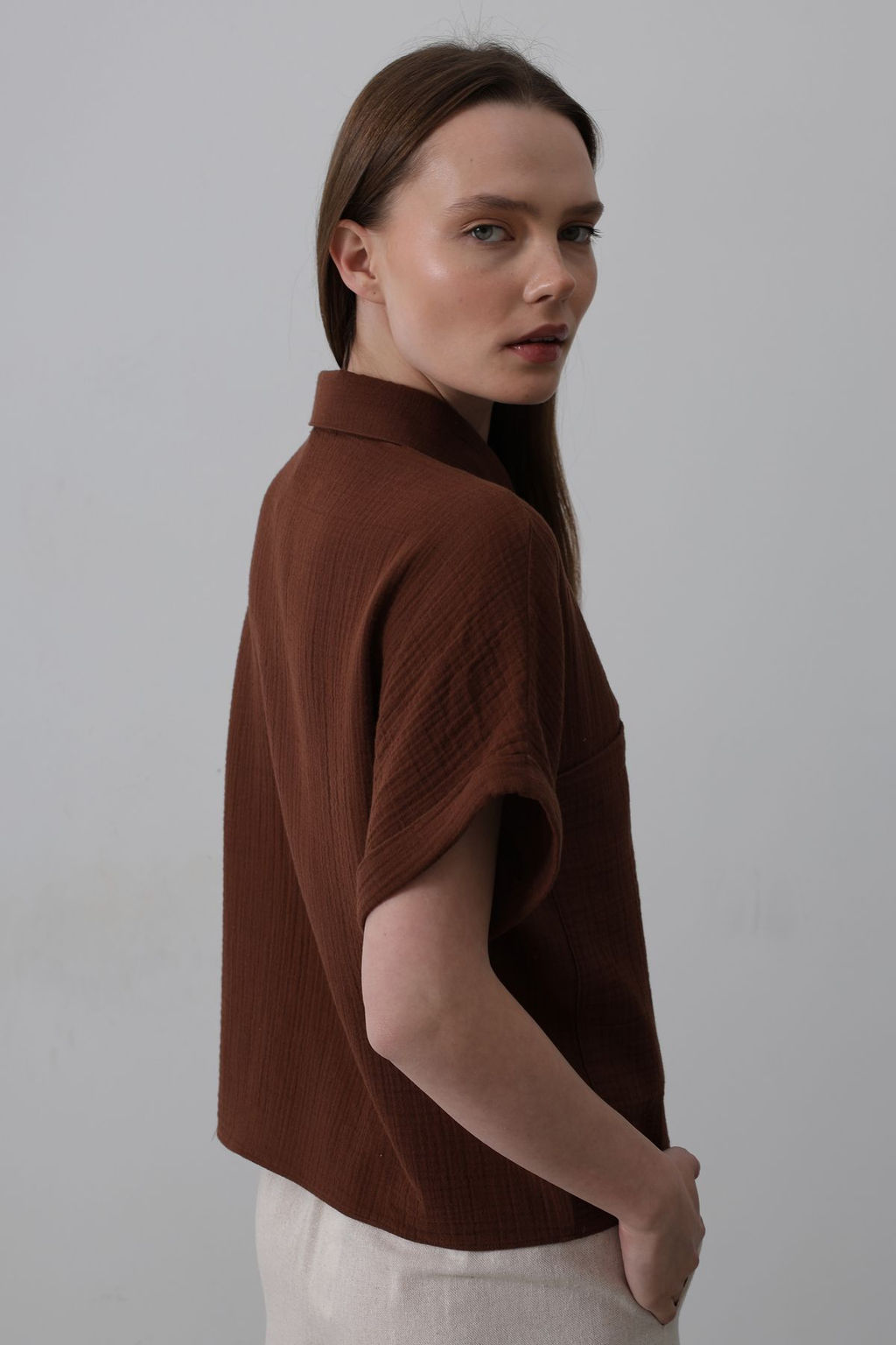 TRENDYOLMILLA Kahverengi Onu Cepli Dusuk Kol Oversize Gomlek TWOSS25GO00057 фото 4