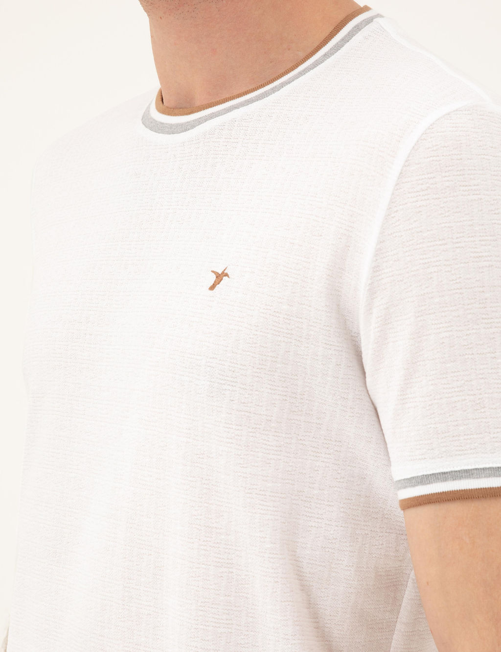Белая приталенная футболка с круглым вырезом
