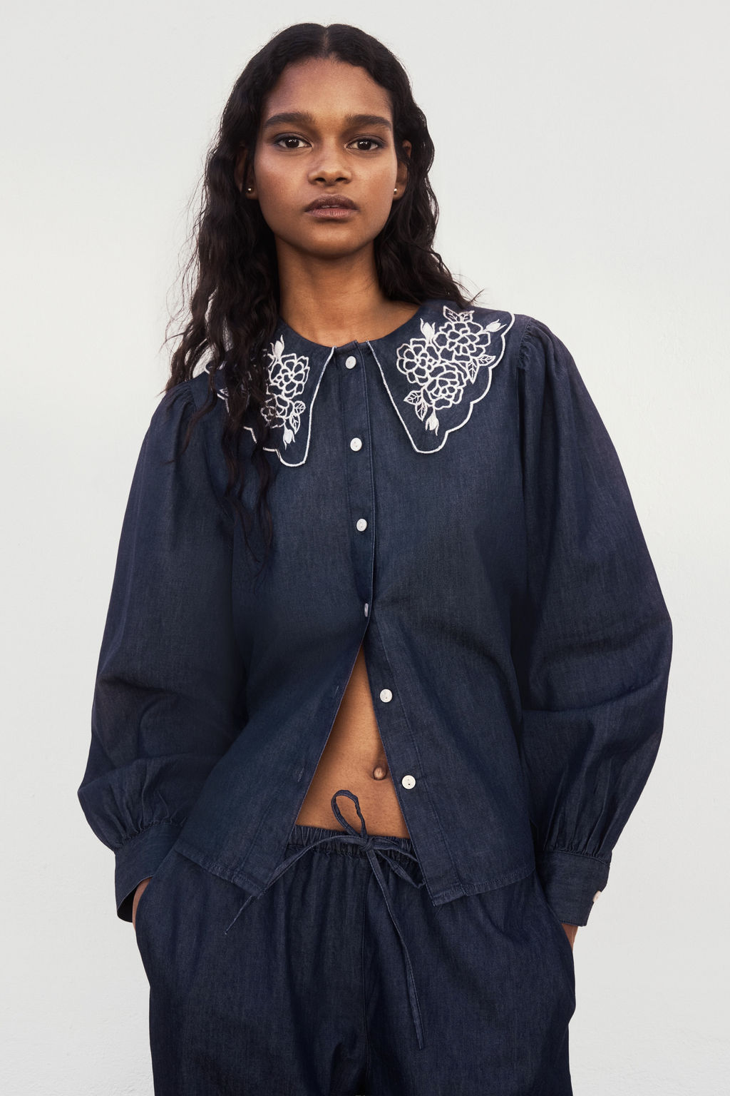 Blusa denim con cuello bordado - H&m фото 6