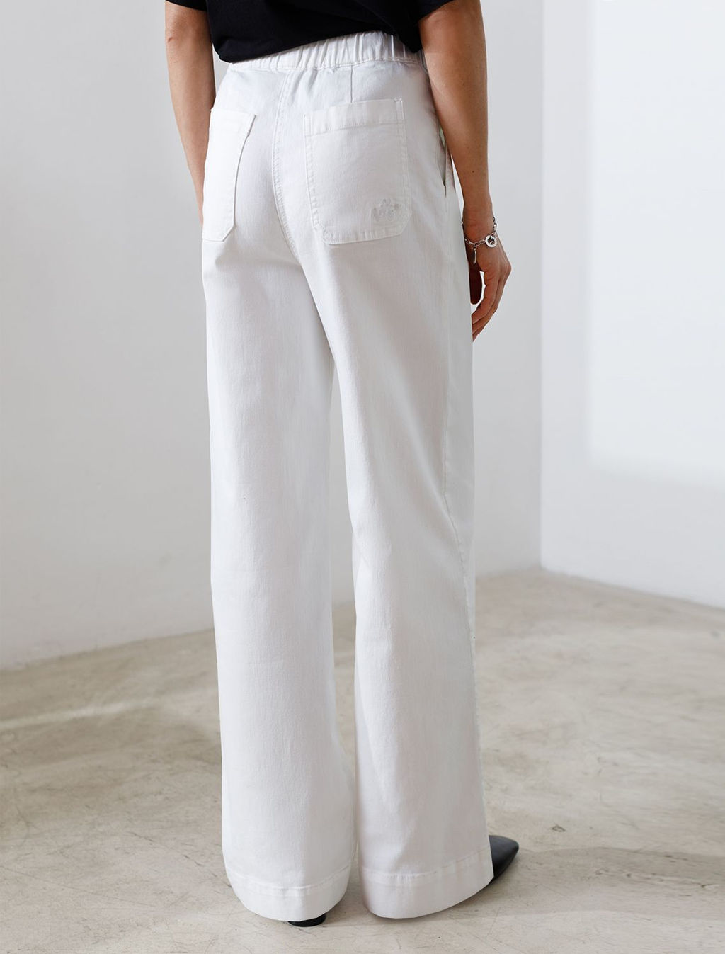 Широкие джинсы с поясом на резинке и с защипами из облегченного денима