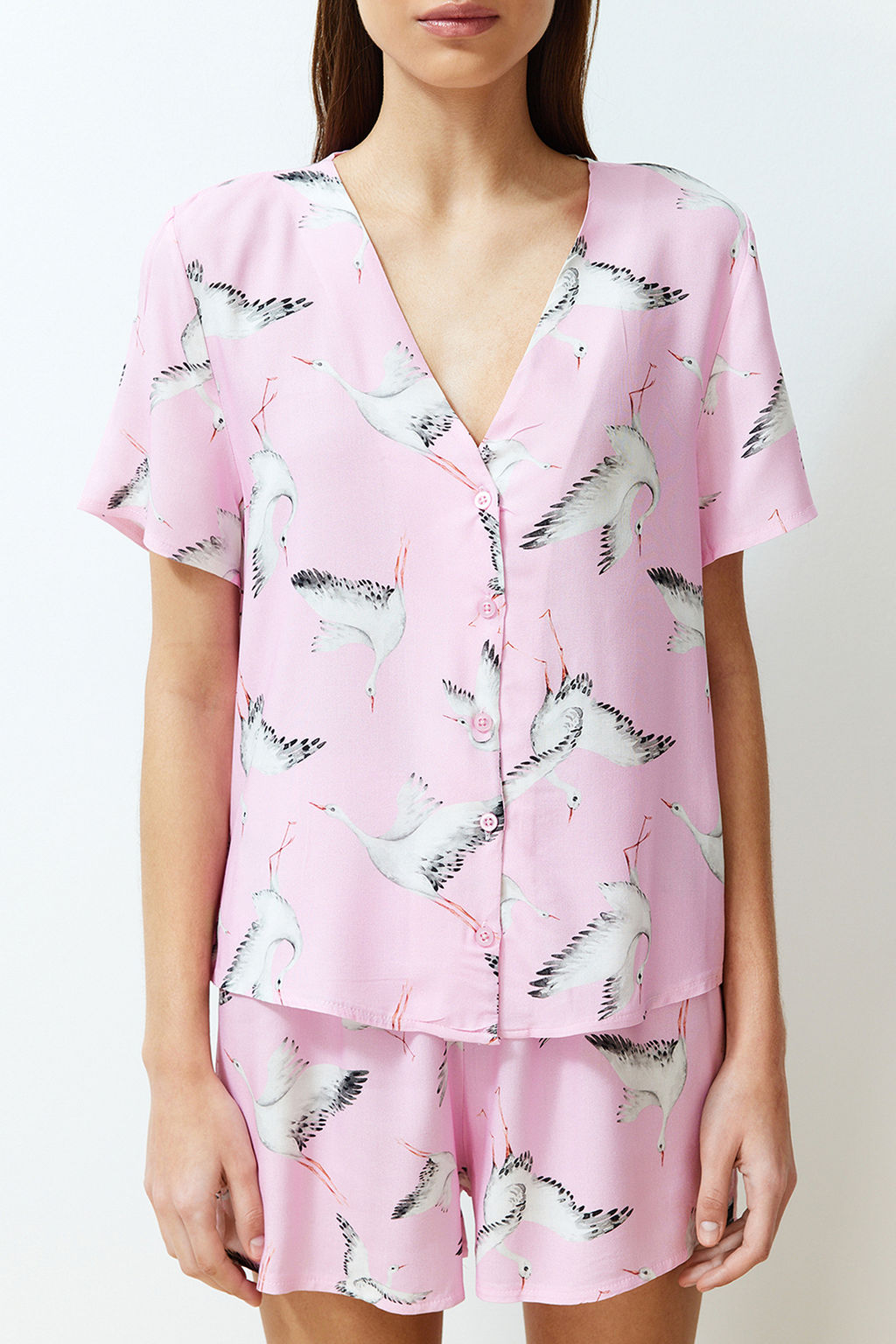 Trendyolmilla Pembe Leylek Desenli Viskon Sortlu Dokuma Pijama Tak?m? THMSS24PT00134