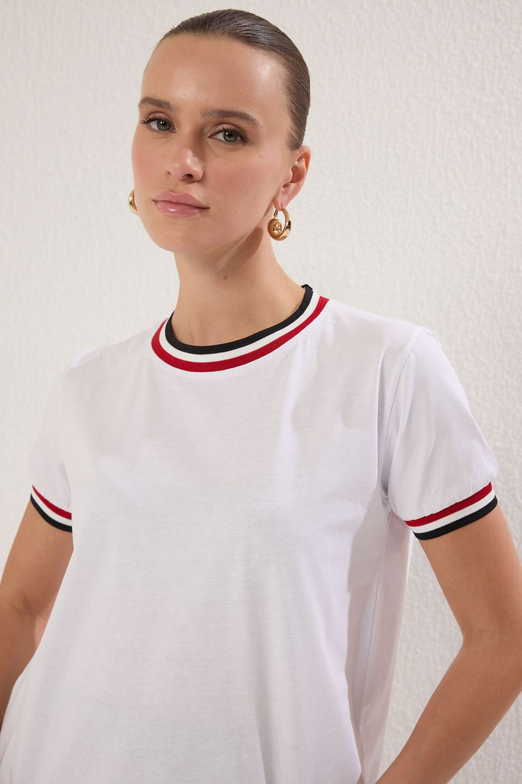 TRENDYOLMILLA Beyaz Regular/Normal Kesim Yaka ve Kol Serit Aksesuar Detayl? Orme T-Shirt TWOSS25TS00168 фото 2