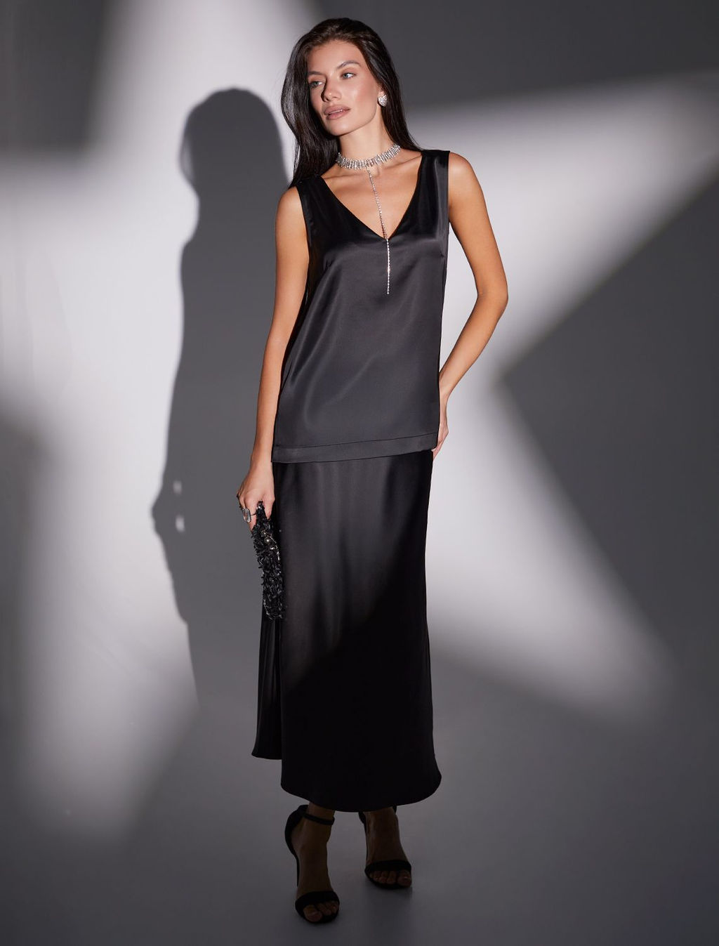 Топ Vilatte с V-вырезом из сатина черный  фото 4