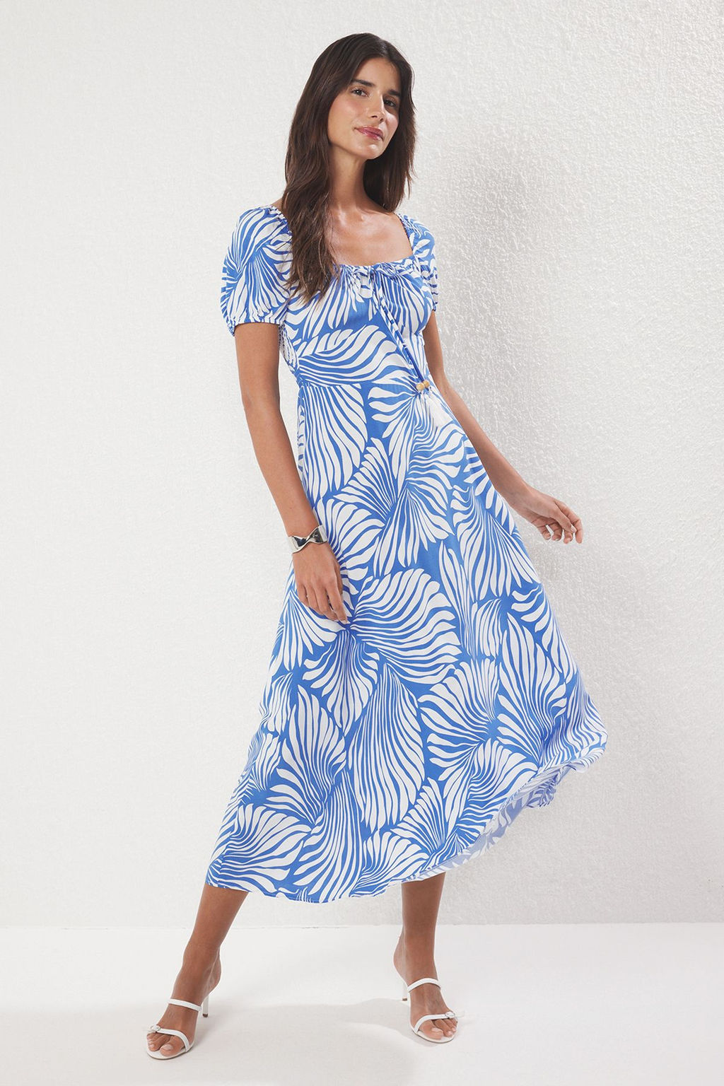 Mavi Cicekli Etegi Belden Ac?lan Baglama Detayl? Maxi Dokuma Elbise TWOSS25EL00657 - Trendyolmilla фото 2