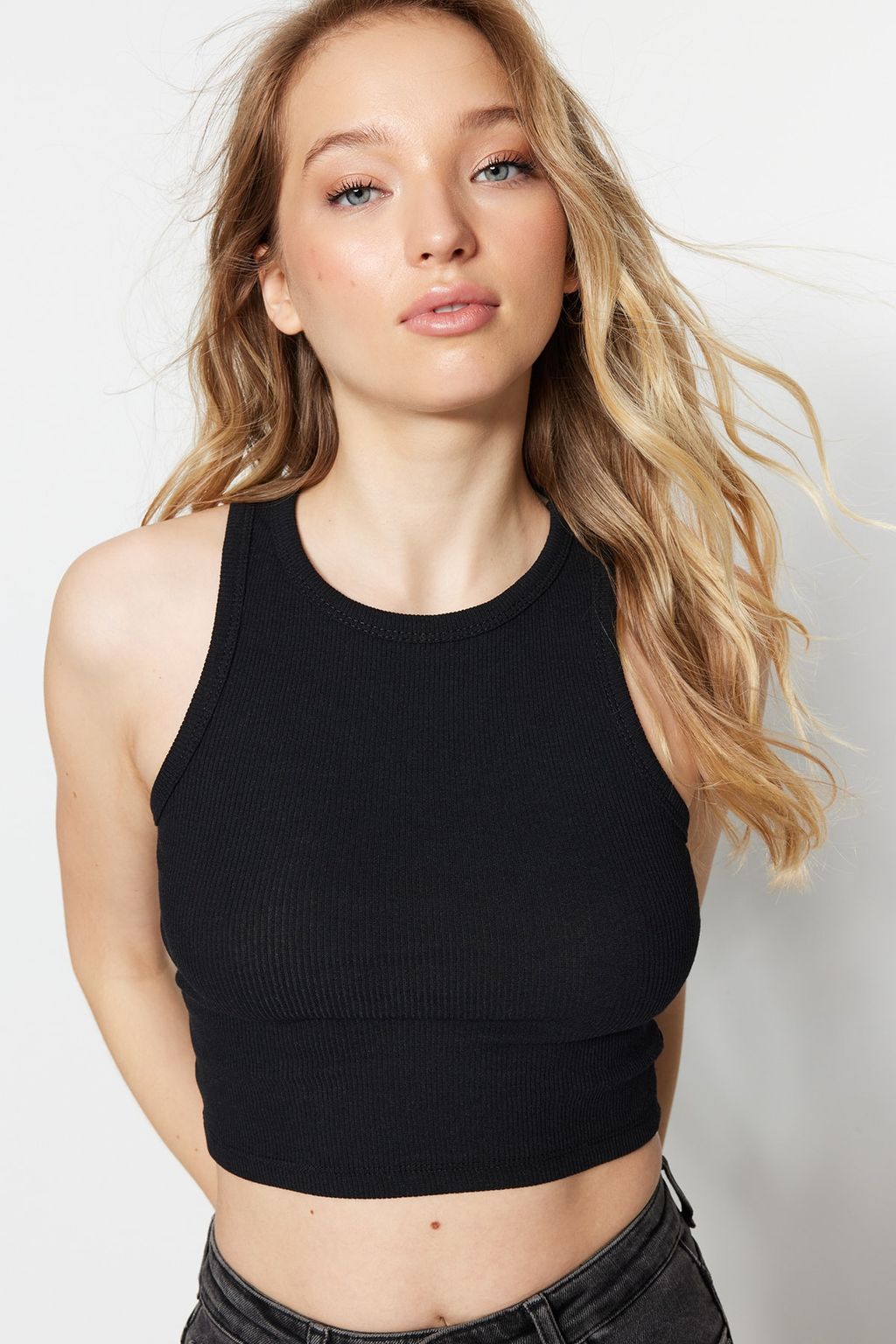 Siyah-Beyaz 2li Paket Fitted/Vucuda Oturan Crop Halter Yaka Fitilli Esnek Orme Atlet TWOSS21AL0058