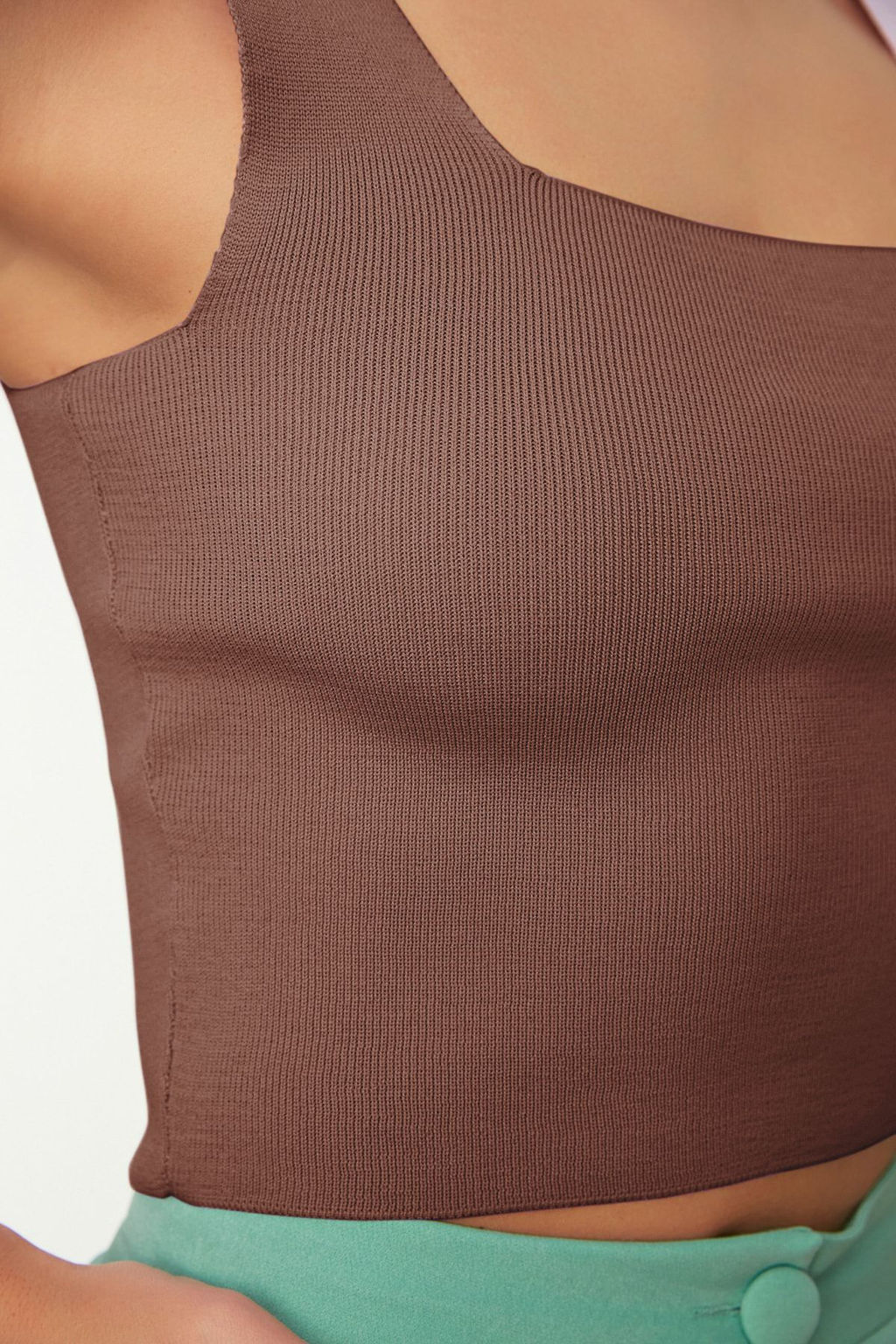 Trendyolmilla Ekru Cizgili Crop Kal?n Ask?l? Bluz TWOAW20BZ0576