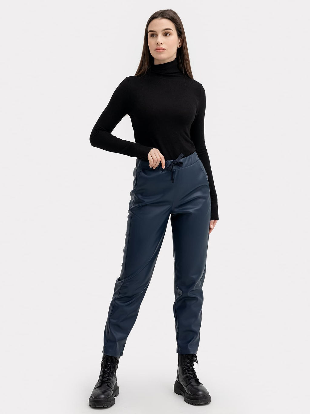 Брюки женские синие из экокожи море 182363 - Mark formelle фото 4