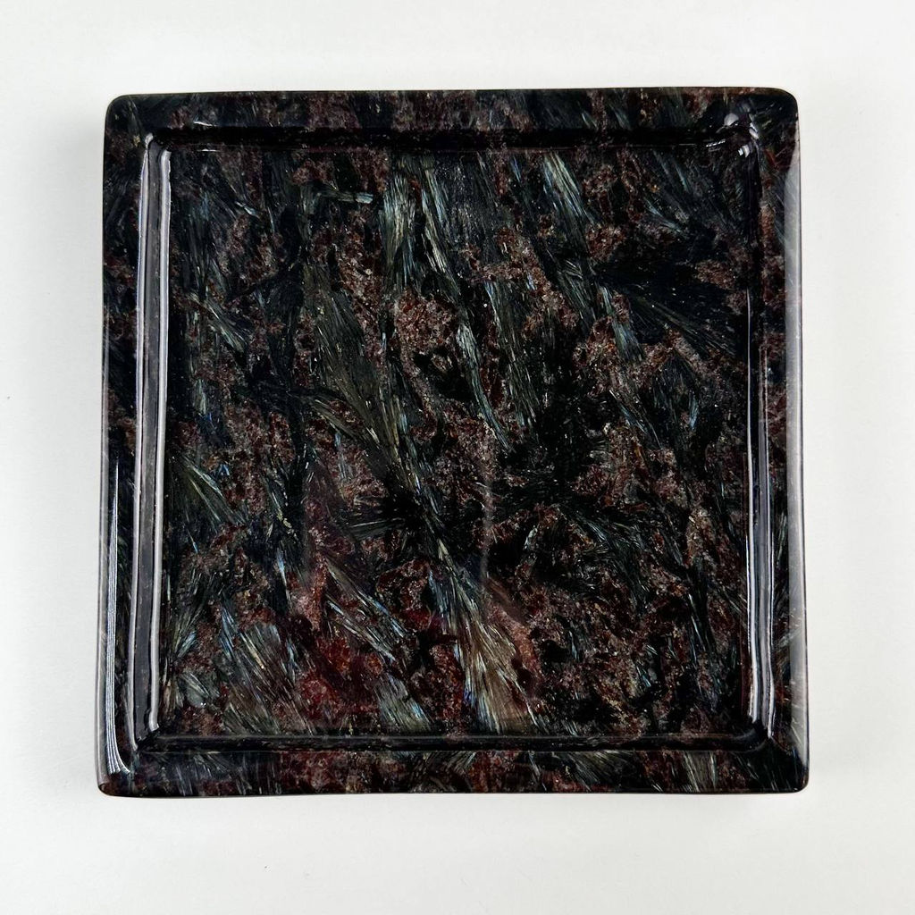 Блюдо из Арфведсонита (Нуумит)