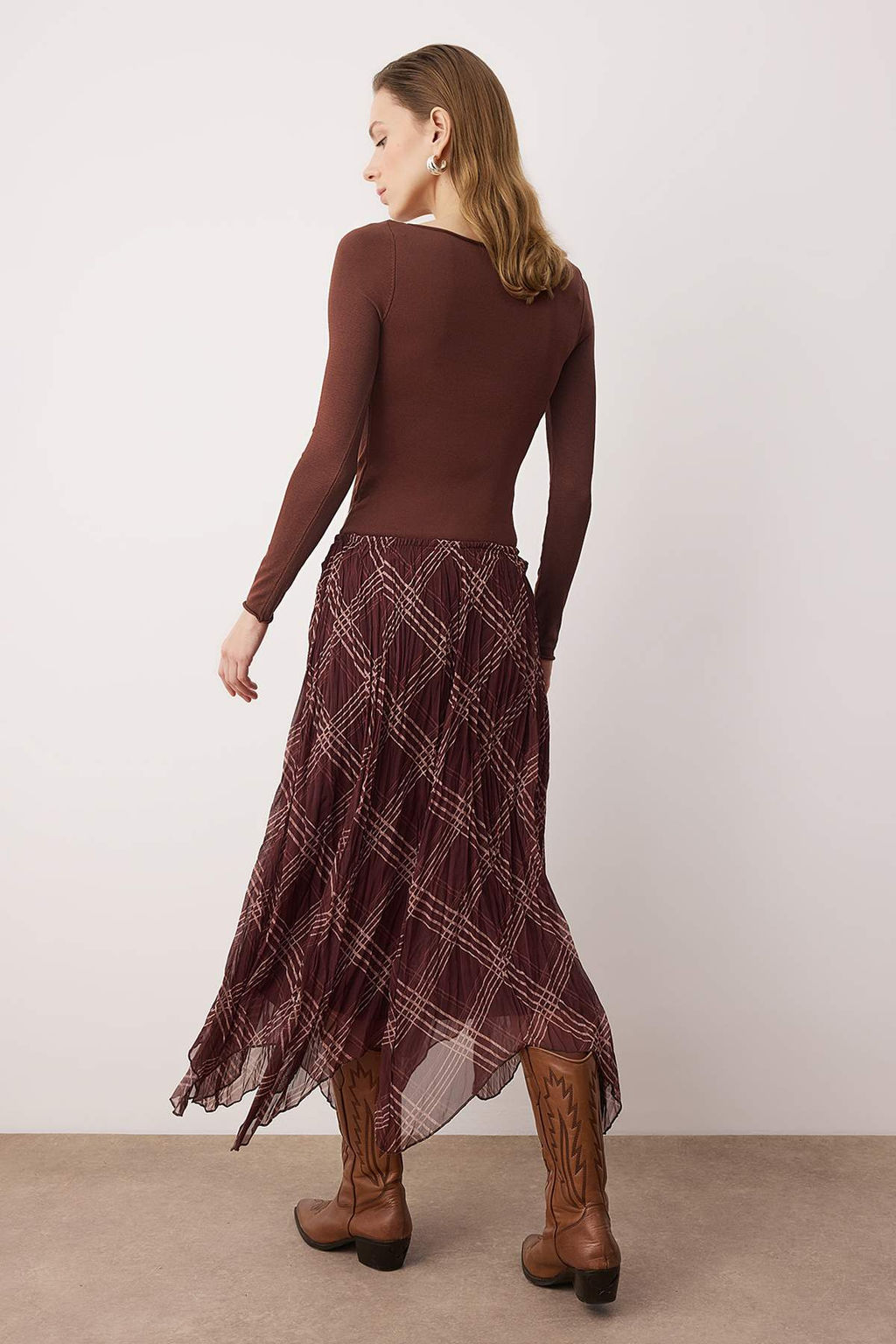 Kahverengi Ekoseli Asimetrik Astarl? Sifon K?r?s?k Dokuma Asimetrik Uzun Etek TWOSS26ET00049 - Trendyolmilla фото 4