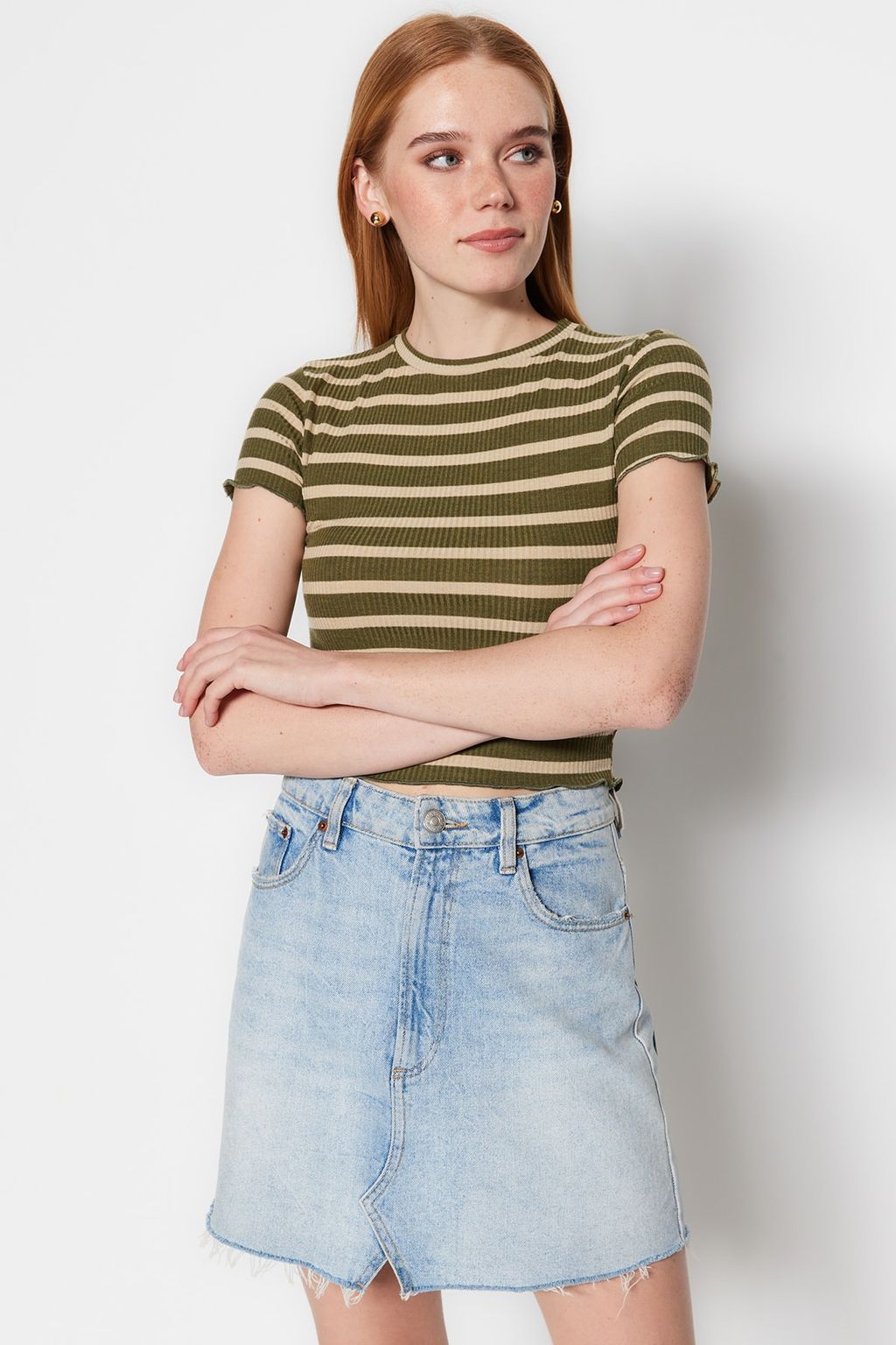 Trendyolmilla Haki Cizgili Baby Overlok Detayl? Fitted/Vucuda Oturan Crop Fitilli Orme Bluz TWOSS23BZ00506  фото 12
