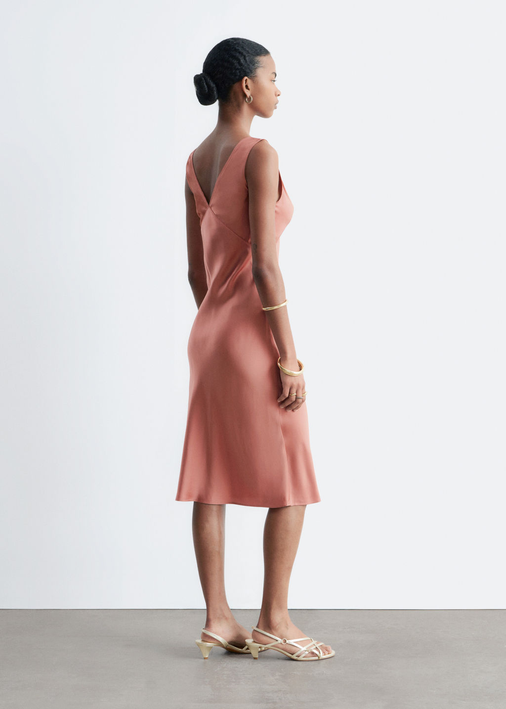 Vestido midi lencero con escote en pico - H&m фото 10
