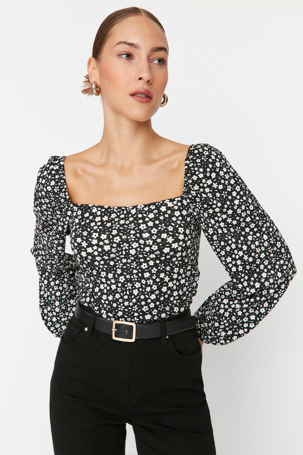 Trendyolmilla Siyah Cicek Desenli Fitted/Vucuda Oturan Kare Yaka Burumcuk/Dokulu Orme Bluz TWOAW22BZ0254 фото 4