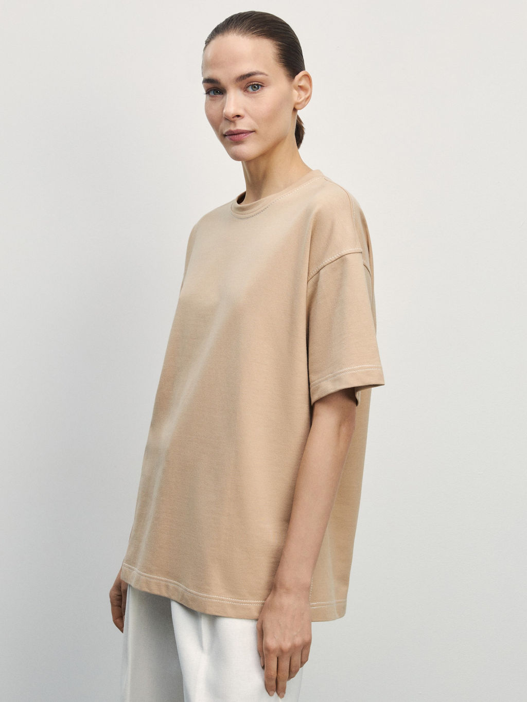 Футболка из плотного хлопка с контрастными швами / Zarina  фото 4