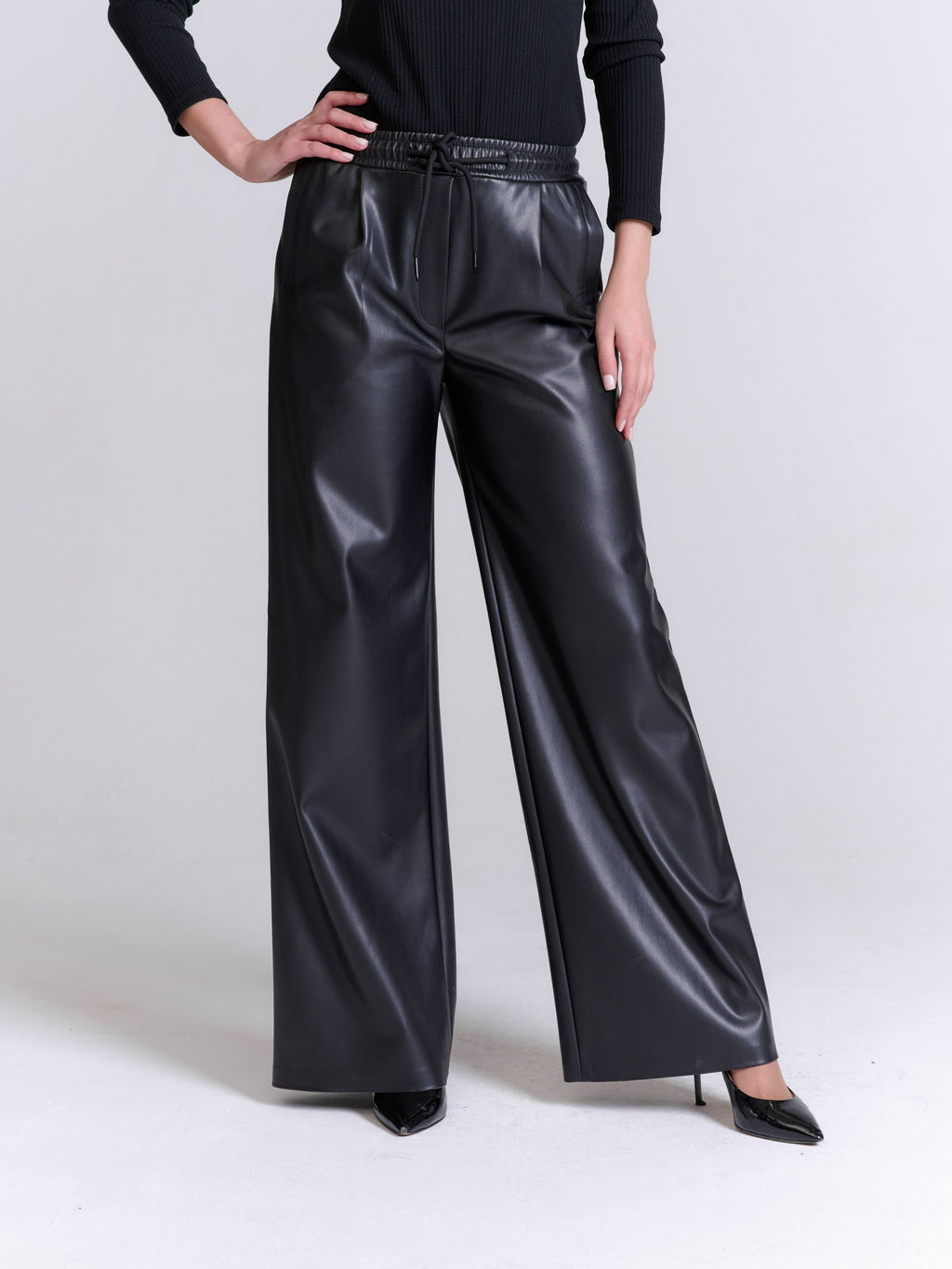 Широкие брюки из экокожи