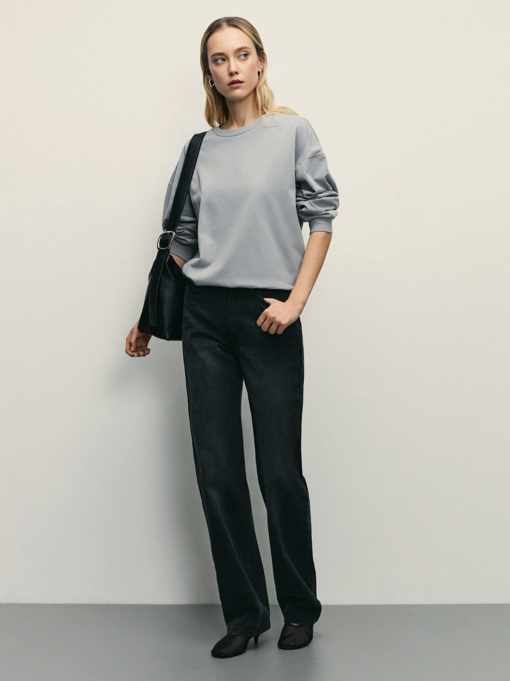 Лонгслив оверсайз с манжетами и принтом на рукаве / Zarina  фото 2