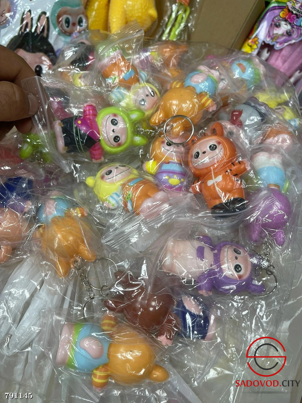 Игрушки лабубу разноцветные