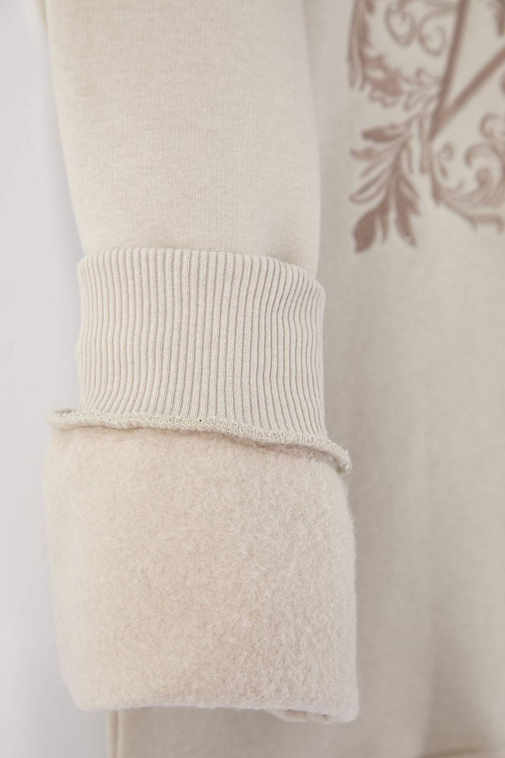 Tas Oversize/Genis Kesim S?rt? Nak?s Detayl? Kapusonlu Sweatshirt TMNAW25SW00142