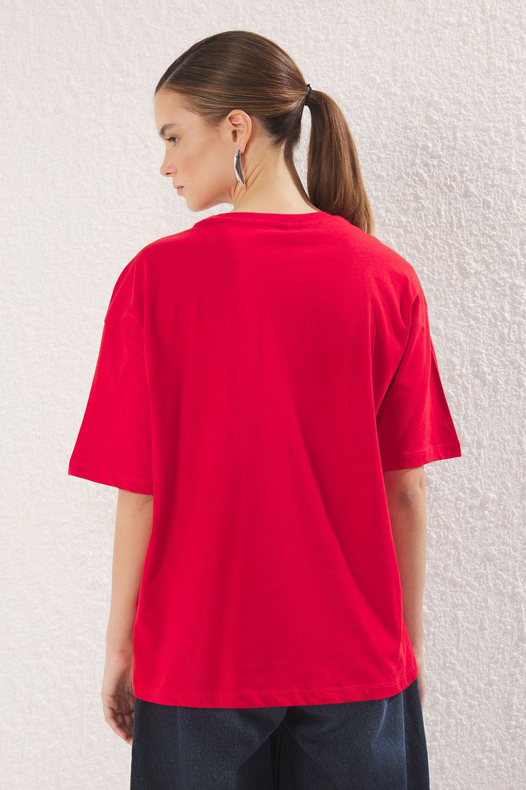 TRENDYOLMILLA K?rm?z? %100 Pamuk Oversize/Genis Kal?p Yuksek Bask?l? Orme T-Shirt TWOSS25TS00083  фото 5