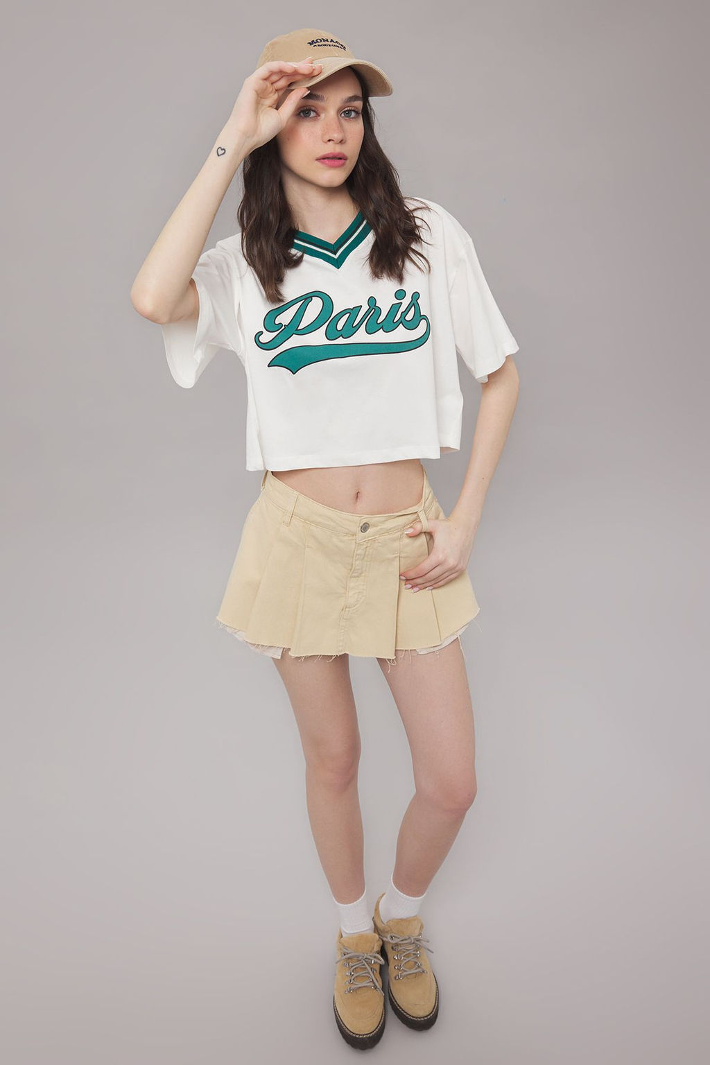 TRENDYOLMILLA Ekru %100 Pamuk Relaxed/Rahat Kal?p Crop Bask?l? Orme T-Shirt TWOSS25TS00086