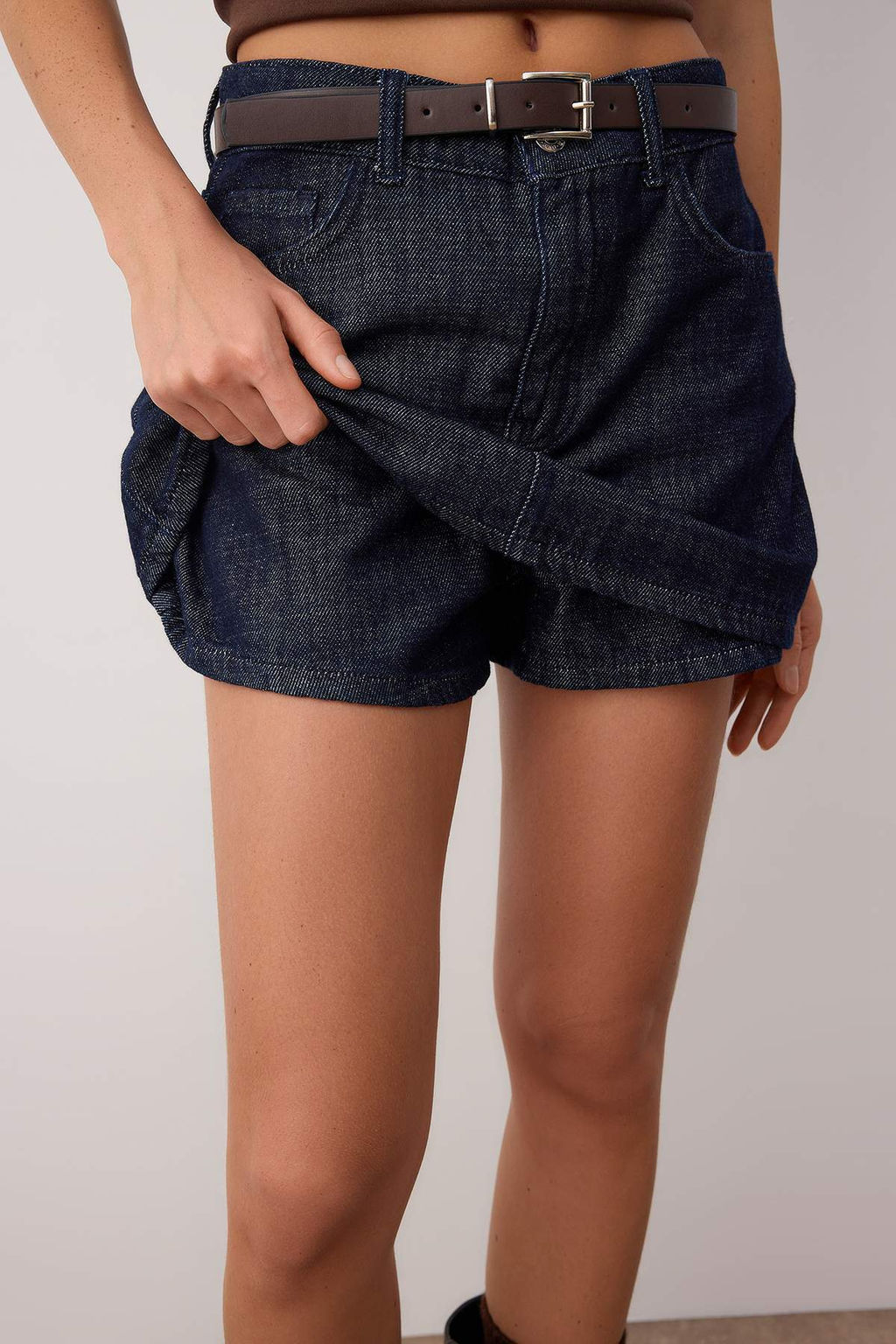 Koyu Mavi Kemer Detayl? Arkas? Etek Gorunumlu Denim Sort Etek TWOAW26SR00020