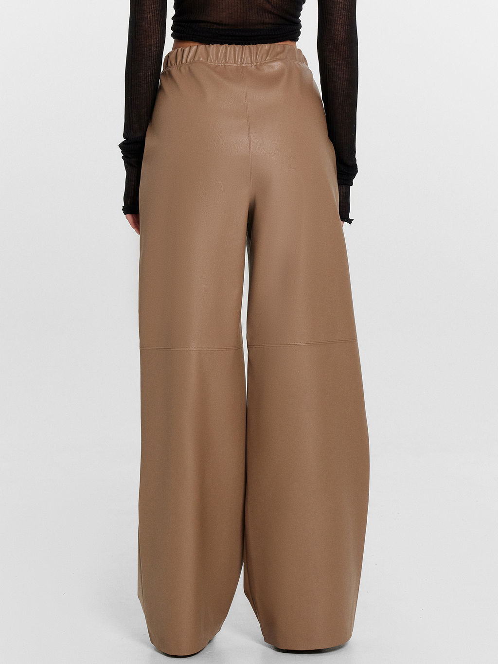 Брюки женские темно-бежевые из экокожи