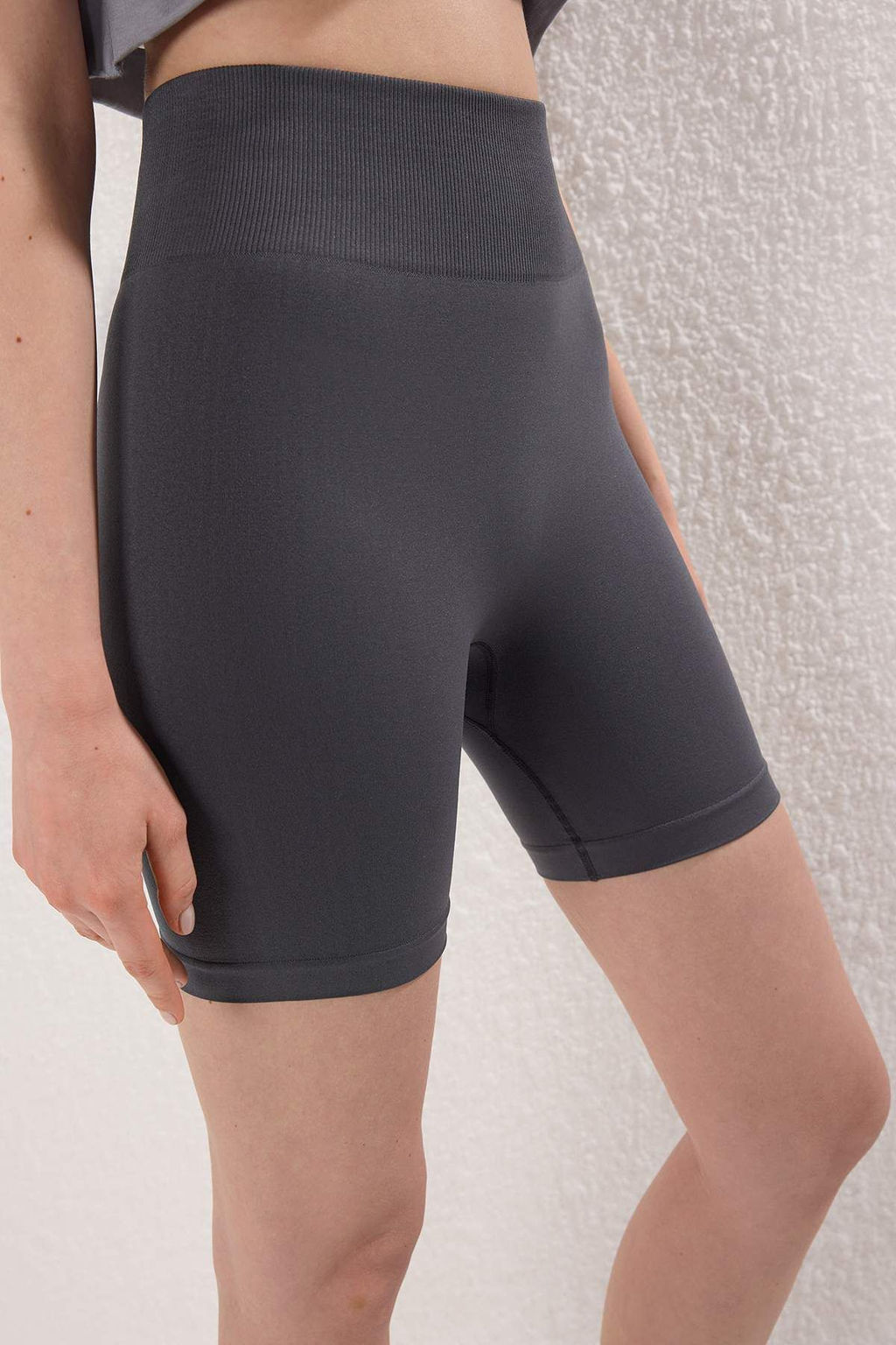 TRENDYOLMILLA Siyah Seamless/Dikissiz Push Up Orme Spor Sort/K?sa Tayt THMSS25TY00013 фото 3