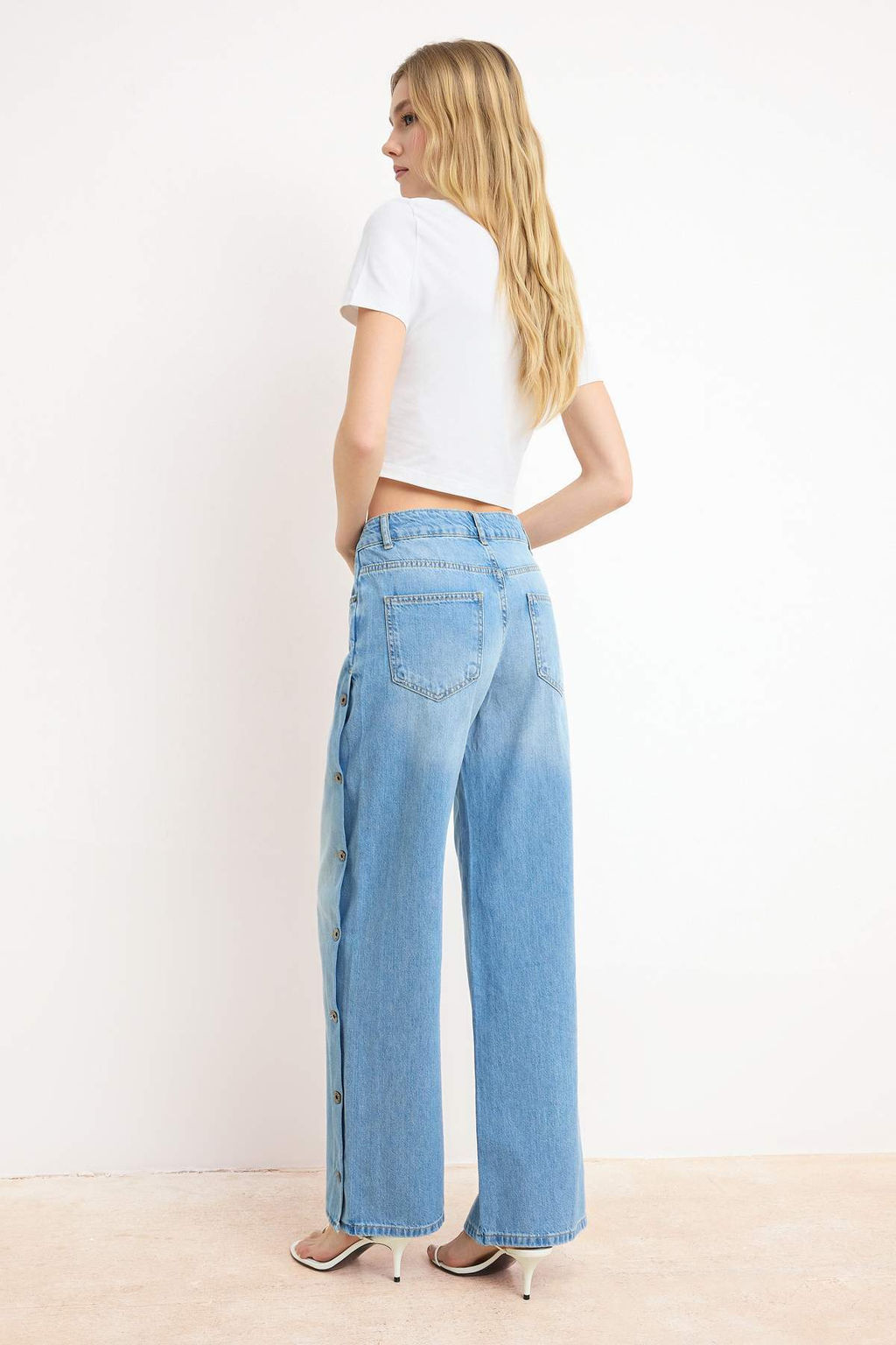 Mavi DOKUMLU Dugme Detayl? %100 Pamuk Yuksek Bel Wide Leg Jeans TWOSS26JE00081 - Trendyolmilla фото 7