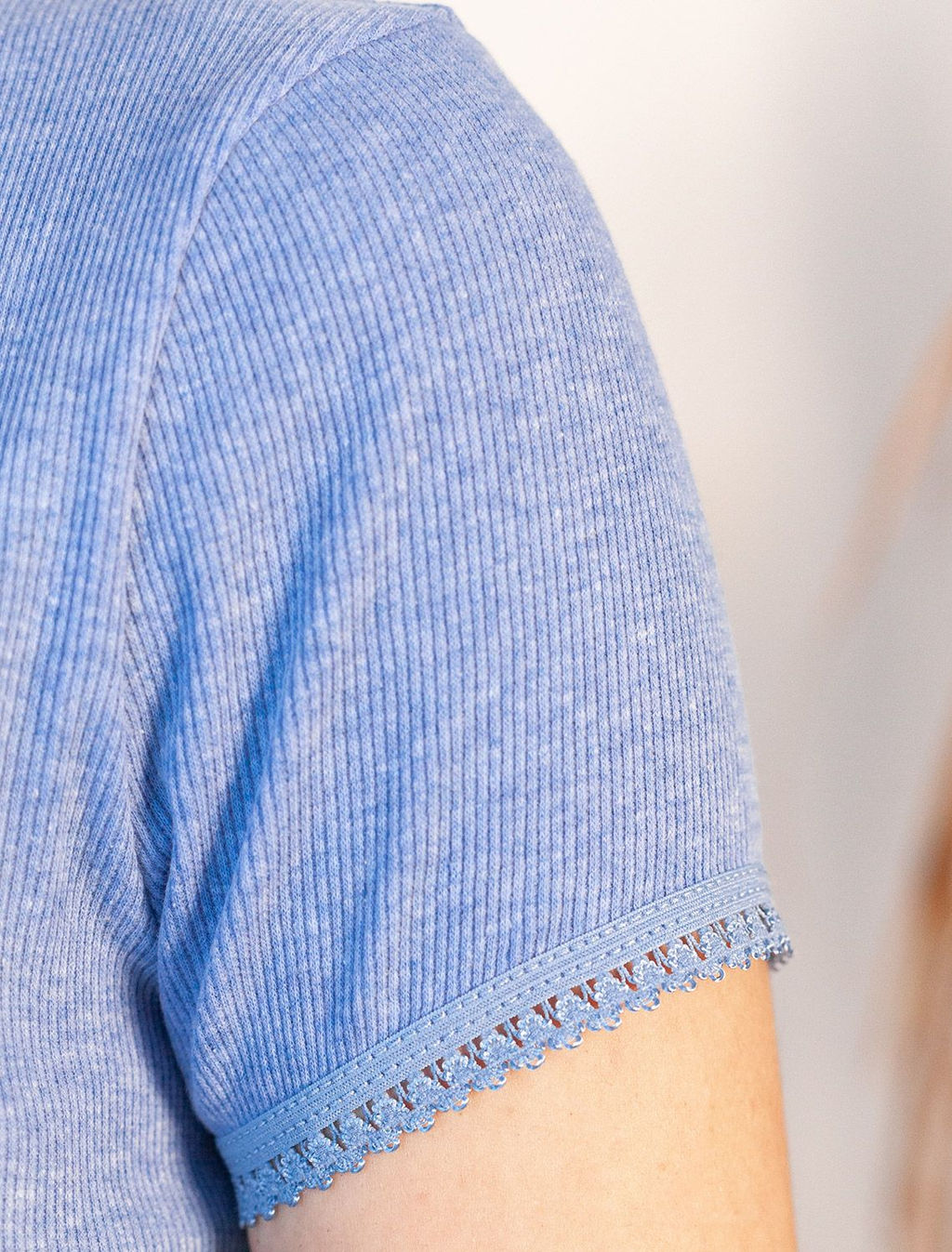 Футболка с круглым вырезом из фактурного трикотажа в рубчик