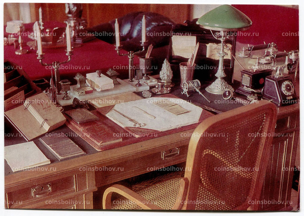 Открытка Москва Кабинет и квартира В.И. Ленина в Кремле. Письменный стол в рабочем кабинете В.И. Ленина