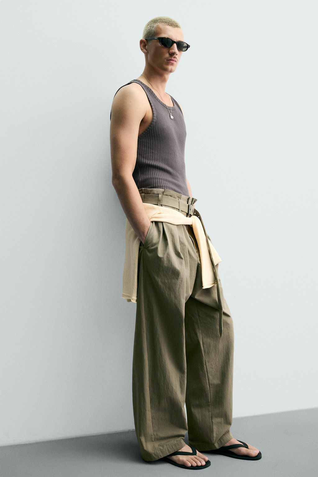 PANTAL?N WIDE FIT PLIEGUES CINTUR?N / Verde fl?or - Zara фото 6