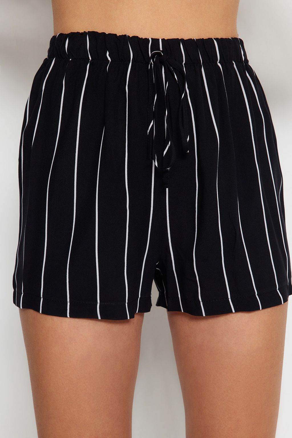 Siyah Cizgili S?rt Baglama Detayl? Ip Ask?l? Viskon Sortlu Dokuma Pijama Tak?m? THMSS23PT00053 - Trendyolmilla фото 5