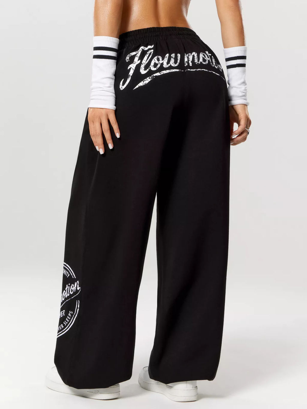 Спортивные брюки свободного кроя