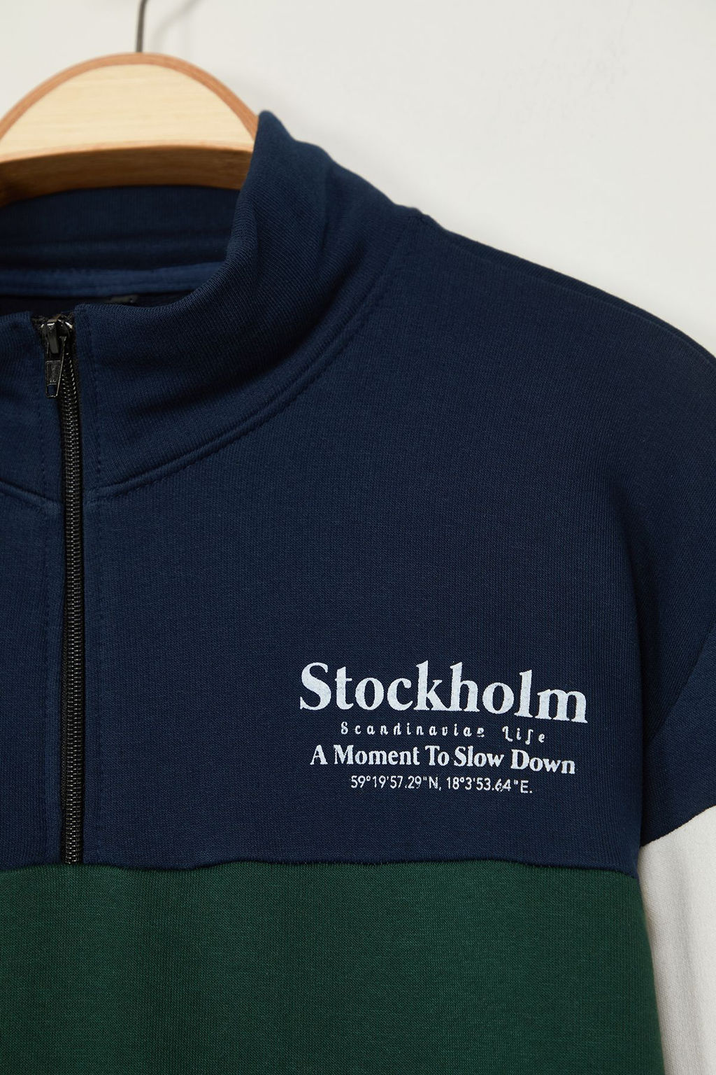 Zumrut Yesili Oversize/Genis Kesim Renk Blok Dik Yaka Fermuarl? Sardonsuz Sweatshirt TMNAW25SW00052
