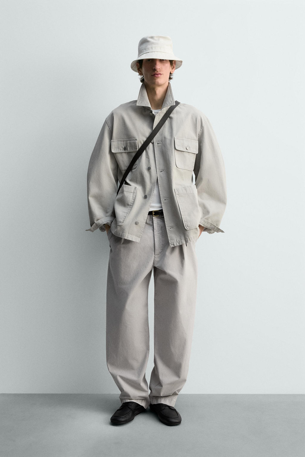 PANTAL?N RELAXED FIT PLIEGUES LIMITED EDITION / Gris perla