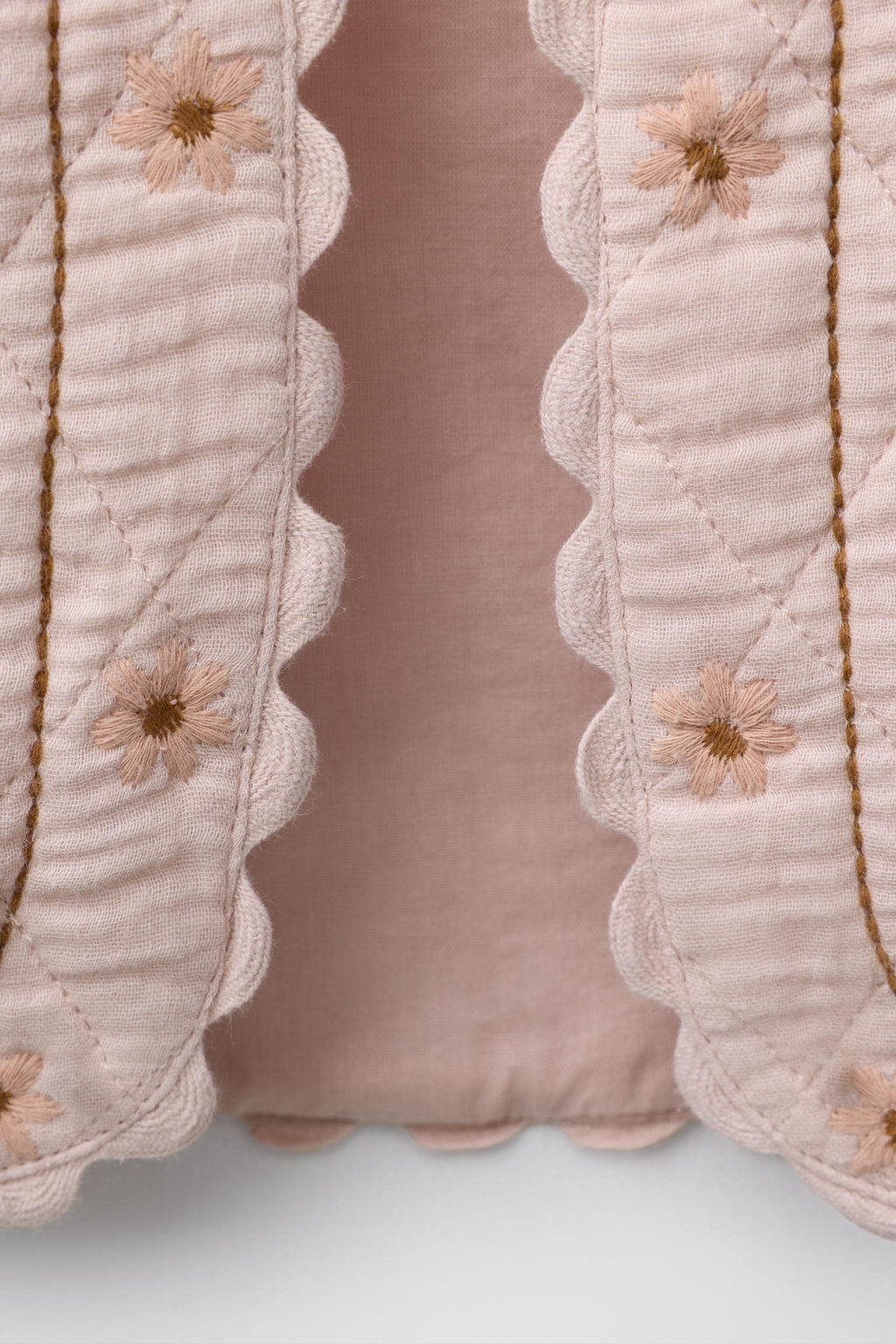 WAISTCOAT WITH EMBROIDERED FLORAL TEXTURE - Zara фото 4