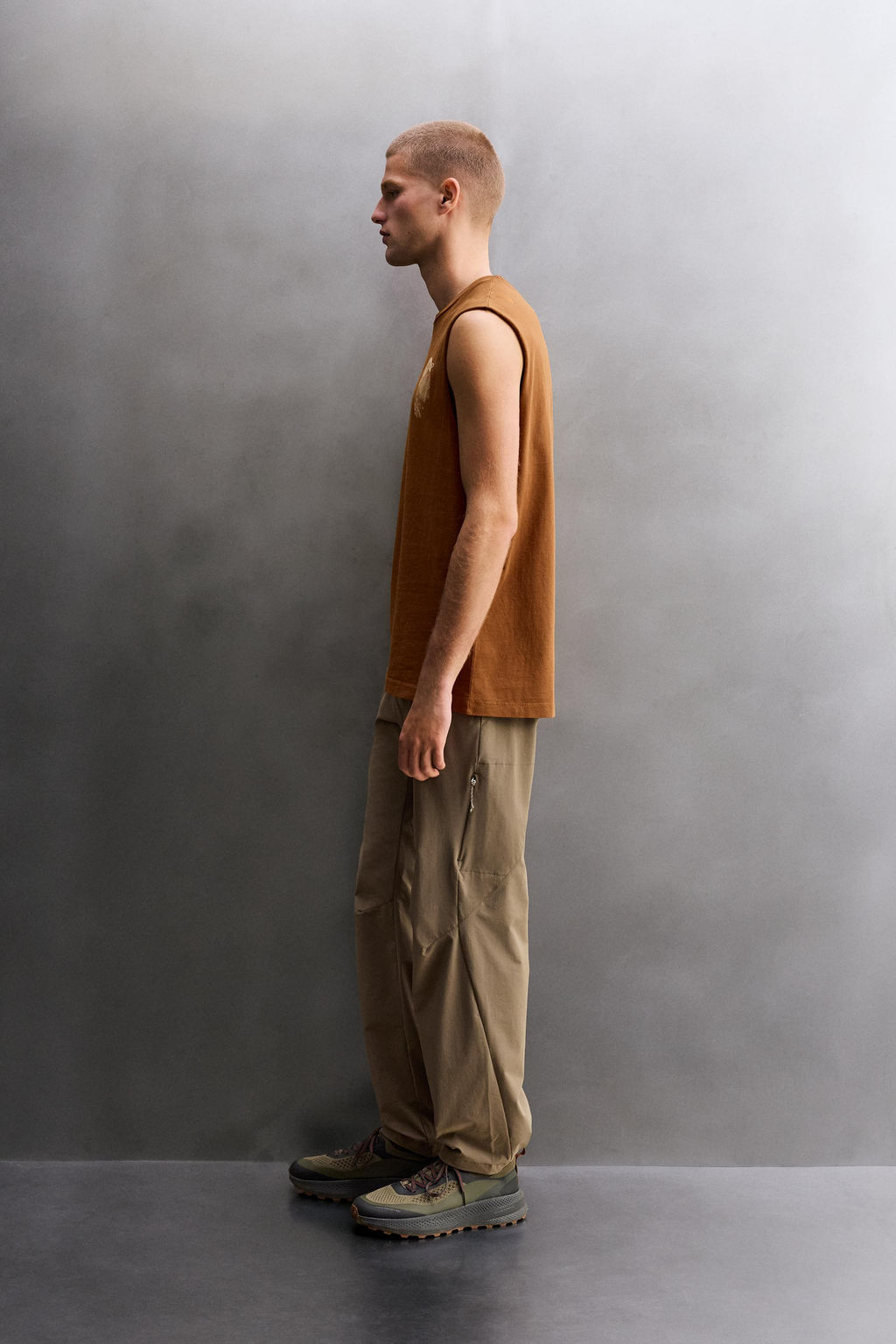 CAMISETA TANK ESTAMPADO CONTRASTE / Ocre