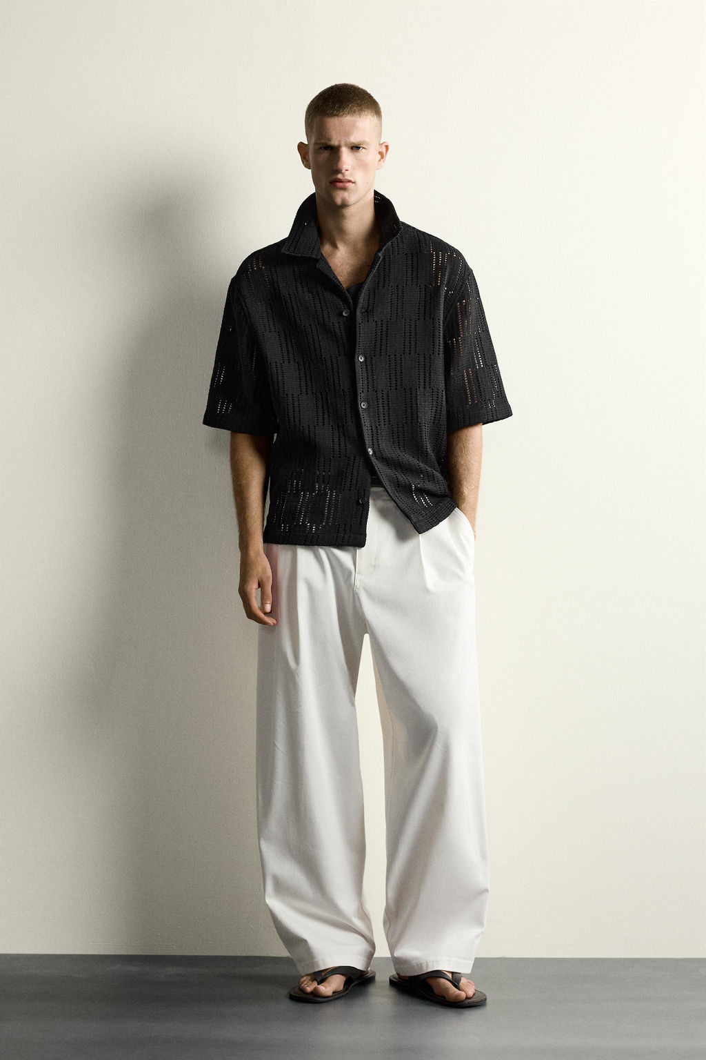 CAMISA RELAXED FIT ESTRUCTURA CALADA / Negro