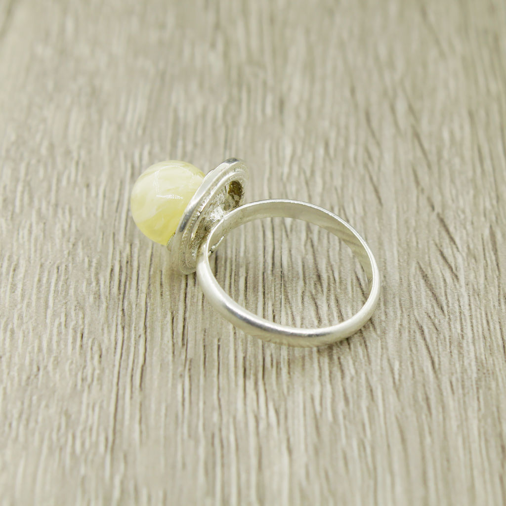 Кольцо "Дина" янтарь молочный (имитация), размеры кольца 18