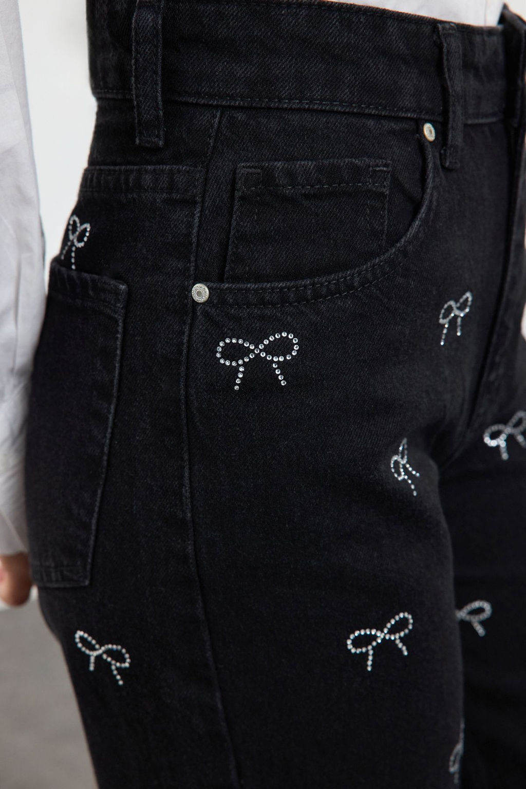 Siyah Fiyonk/Kurdele Detayl? Tasl? Yuksek Bel Wide Leg Jeans TWOAW25JE00325 - Trendyolmilla фото 4