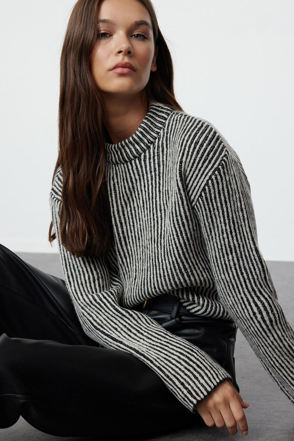 Ekru Crop Yumusak Dokulu Bisiklet Yaka Triko Kazak TWOAW25KZ00000