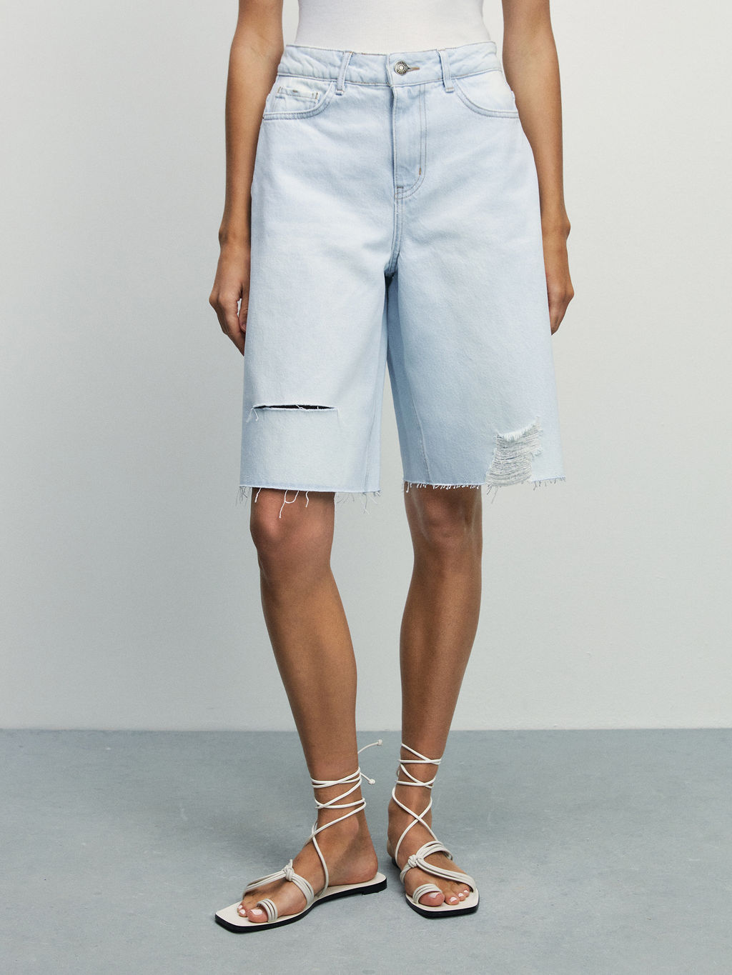 Джинсовые шорты-бермуды с разрывами / Zarina  фото 3