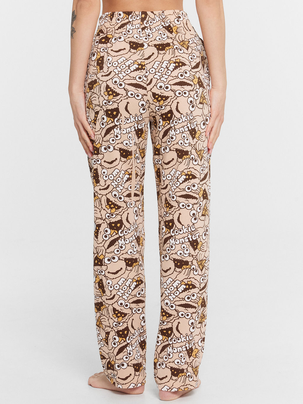 Пижама женская бежевая с принтом monsters cookies бежевый +персонажи на бежевом 592511 - Mark formelle фото 4