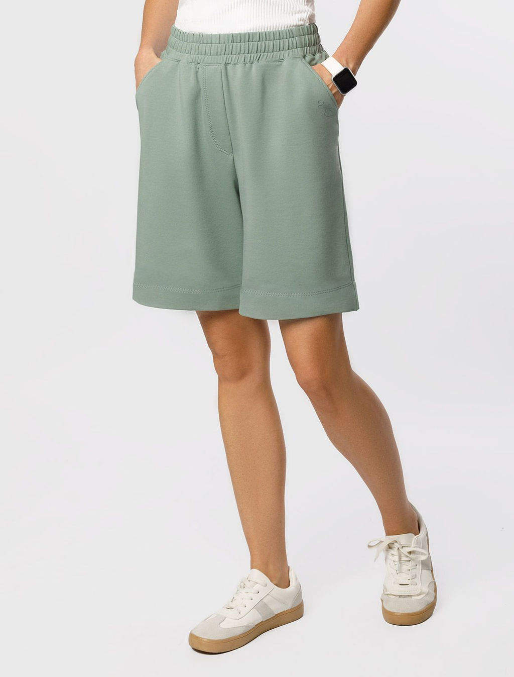 D48.010 Шорты женские св.оливковый