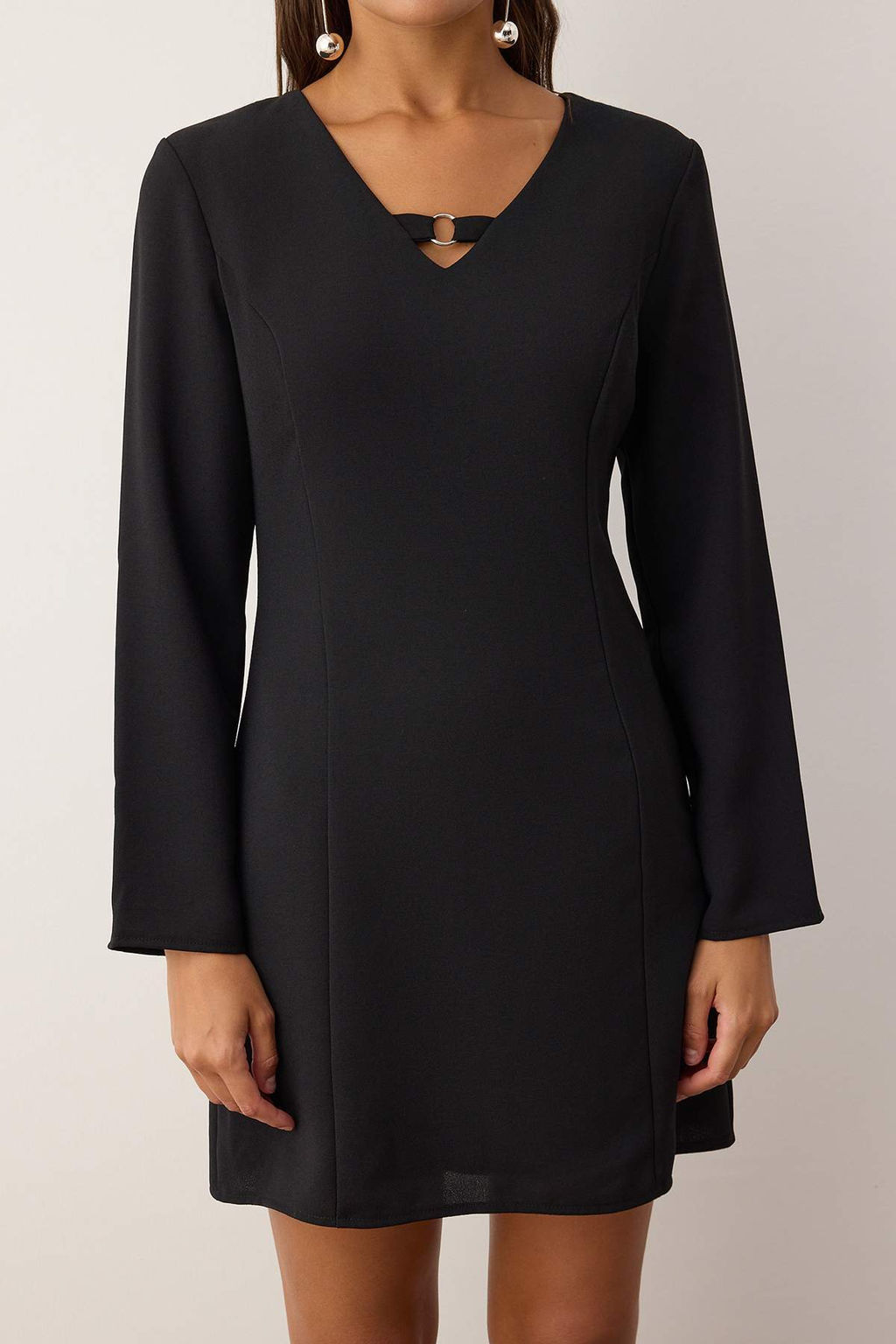 Siyah Duz Kesim Aksesuar Detayl? K?sa / Mini Dokuma Elbise TWOAW26EL00268 - Trendyolmilla фото 3