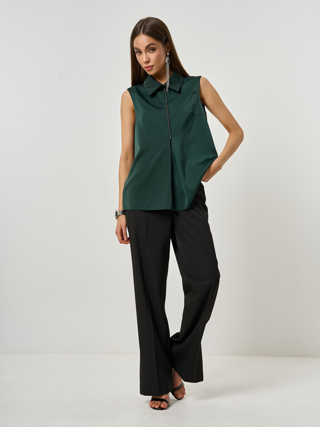 Блузка из атласа с воротником темно-зеленая