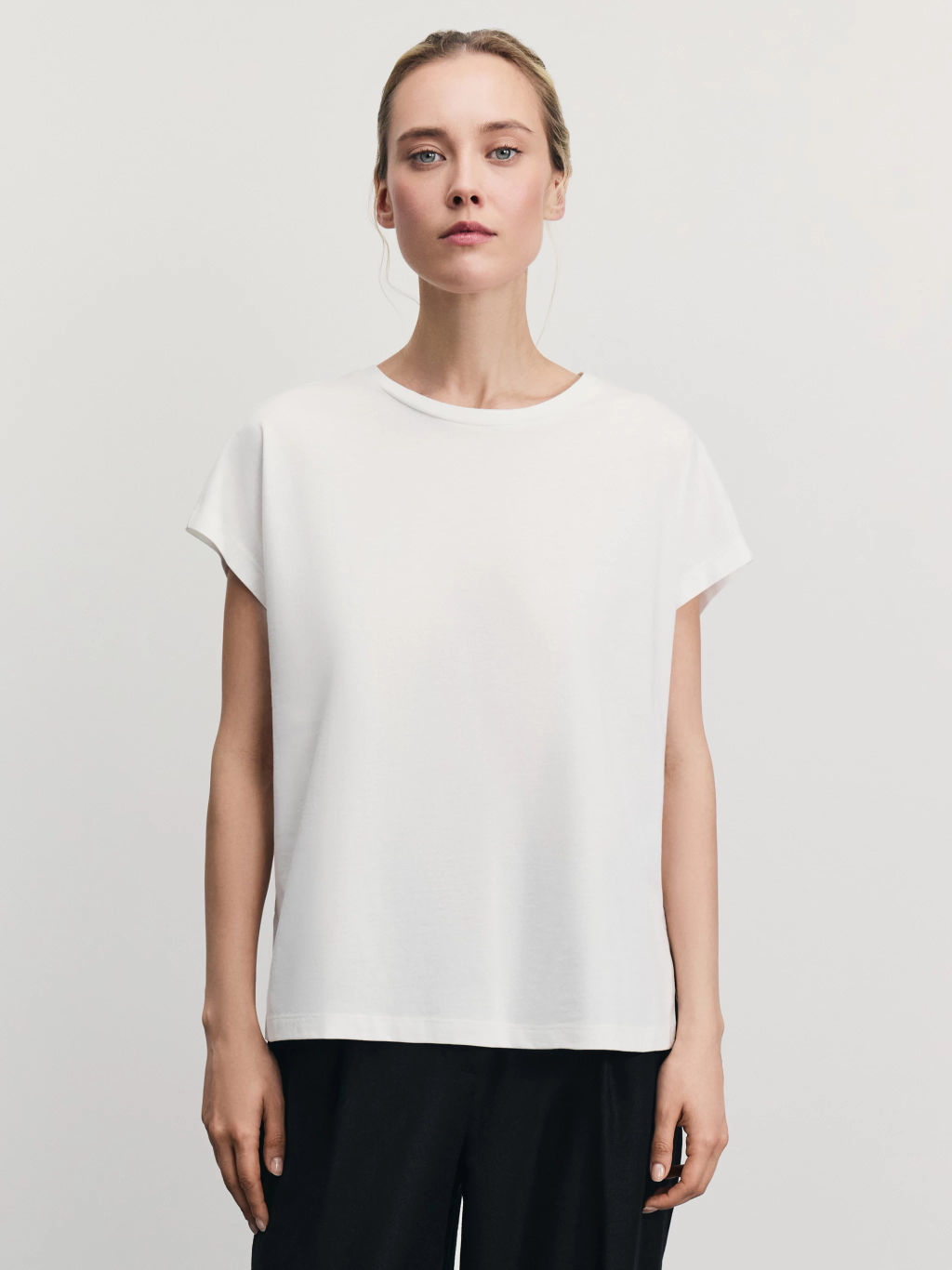 Футболка со спущенным плечом из хлопка / Zarina  фото 3