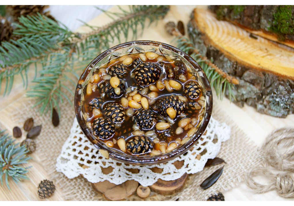 Варенье из Сосновой шишки с печеными кедровыми орешками 485 г Крафт упаковка